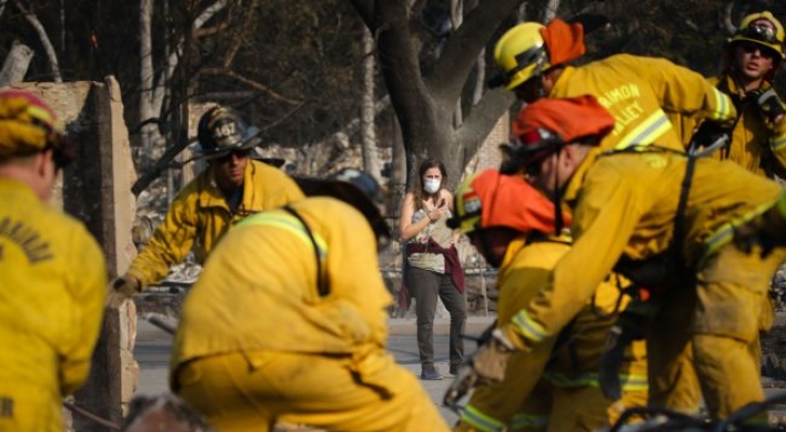 Teams report first progress against wine country wildfires