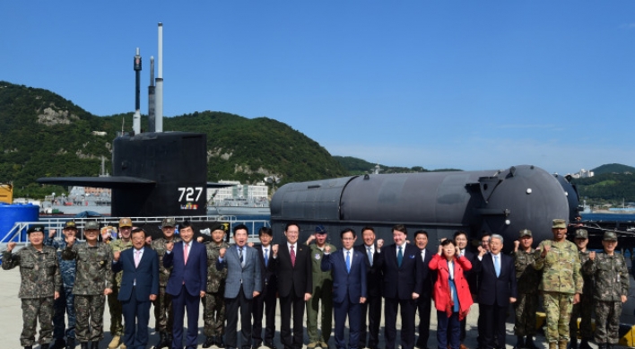 S. Korea's defense chief visits US nuclear sub