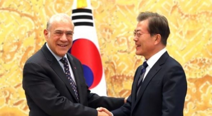 Moon calls for increased cooperation with OECD for growth, job creation