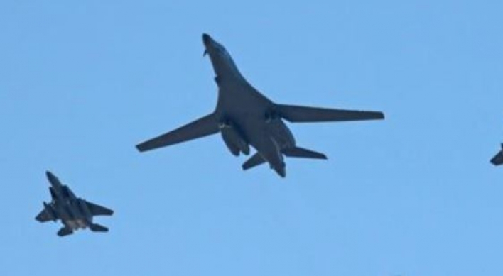 US B-1B bombers fly over Korea to participate in Seoul air show