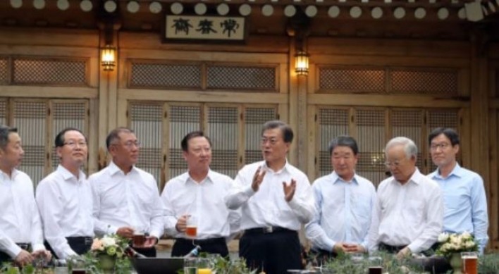 Moon to hold meeting with labor leaders this week