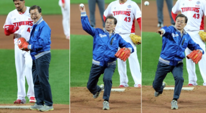 President opens Korean Series with ceremonial pitch