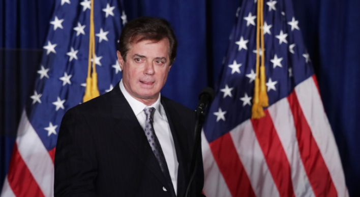 Manafort, Gates surrender to federal authorities