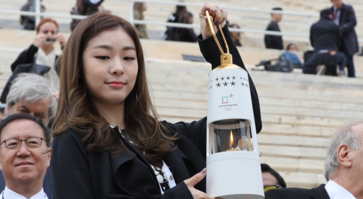 [PyeongChang 2018] Kim Yu-na carries Olympic torch