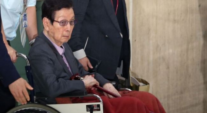 Prosecutors demand 10-year prison term for Lotte founder