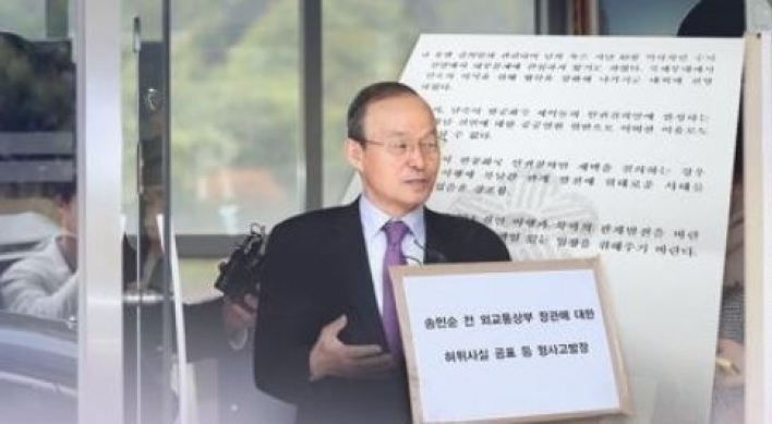 Prosecutors clear ex-foreign minister of defaming Moon with memoir
