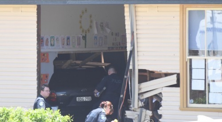 차 안에 떨어진 물병 집으려다…호주 교실 차량돌진 14명 사상