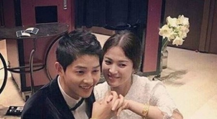 Song couple receives gold bracelets from Wong Kar-wai