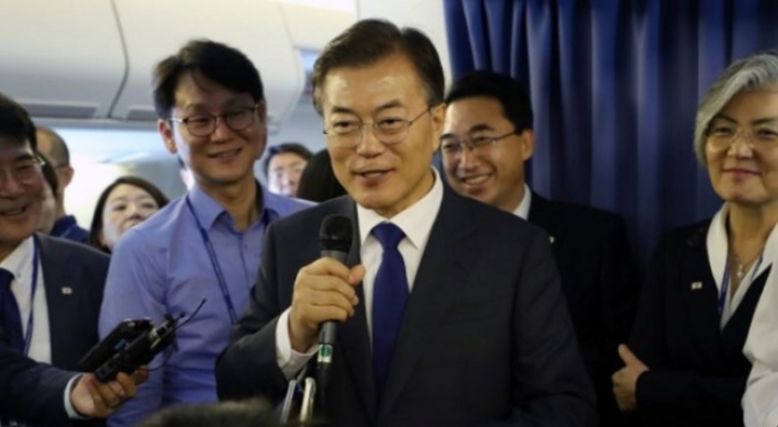 Moon to attend East Asia Summit, talks on regional FTA