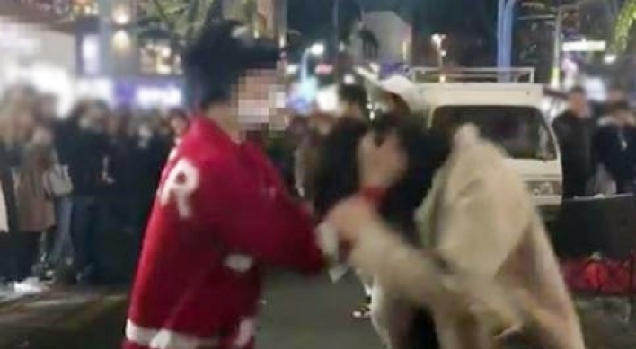 [Video] Hongdae male dancer allegedly harasses female spectators