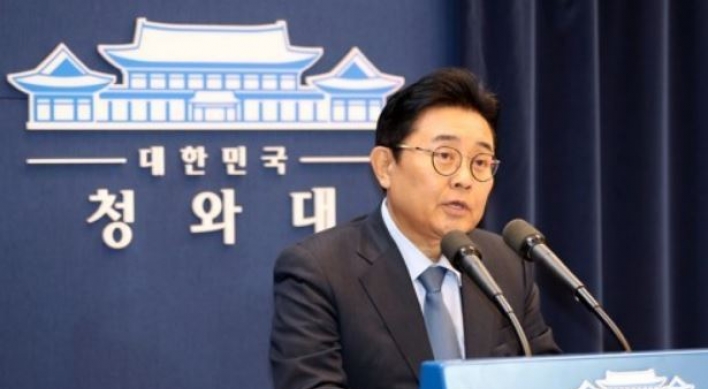 Moon's senior secretary offers to resign over graft scandal