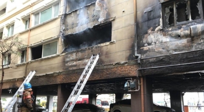 Incheon firefighter catches children from burning building