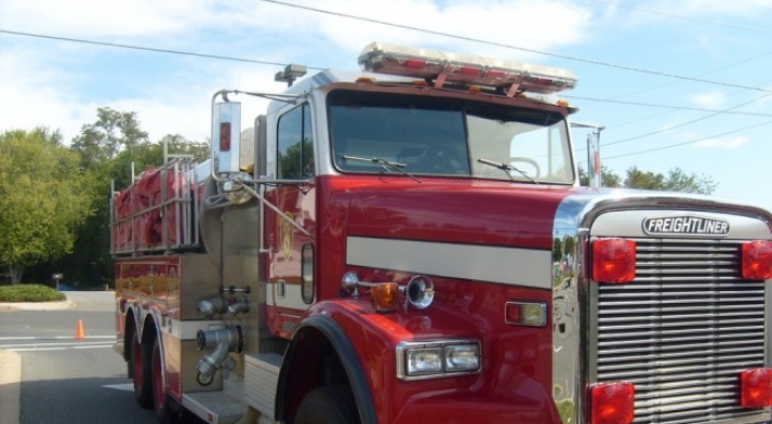 Fire truck lacks water to extinguish blaze
