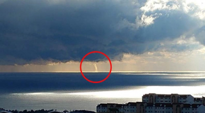 [Photo] ‘Dragons up to sky’ - waterspouts near Jeju