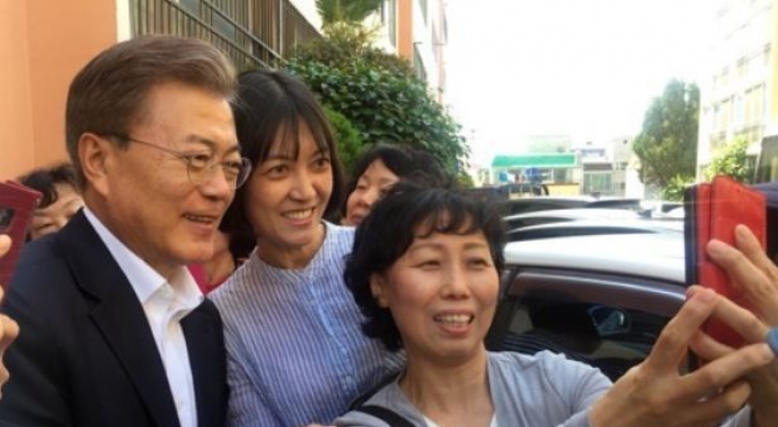 Moon's approval rating drops for second consecutive week