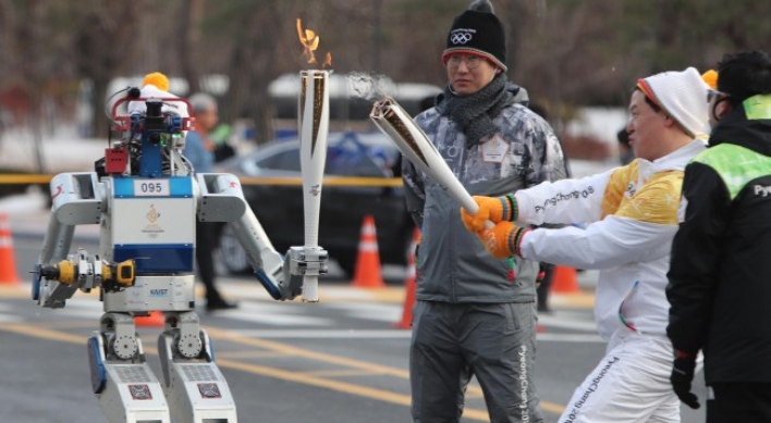 [Photo News] KAIST’s humanoid robot carries 2018 PyeongChang Olympics torch