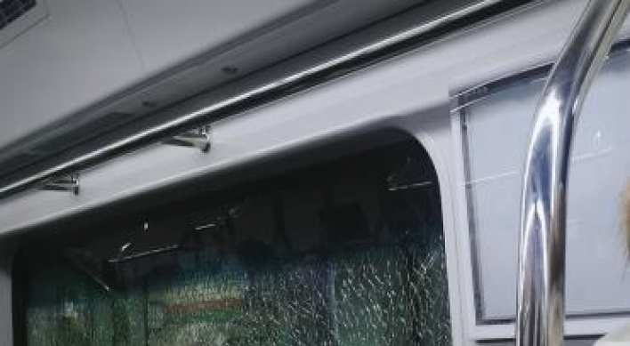 Seoul Metro subway window cracks between stations