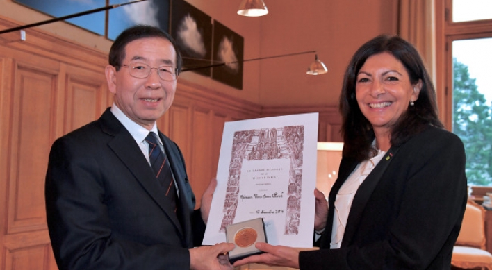 Seoul Mayor awarded Paris’ highest honorary medal