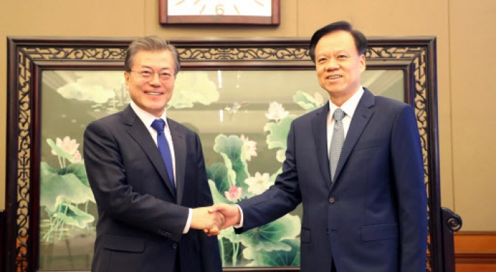 Moon calls for economic cooperation in meeting with China's rising political leader