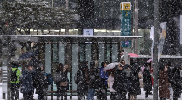 Flights delayed, roads blocked for safety control in Seoul amid heavy snow warning