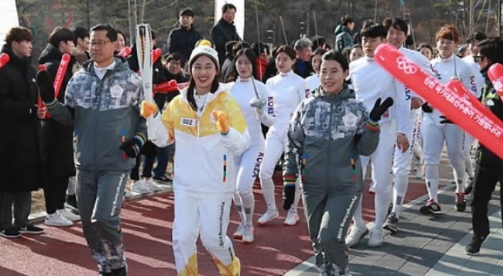 [PyeongChang 2018] Torch for PyeongChang 2018 tours athletes' training center