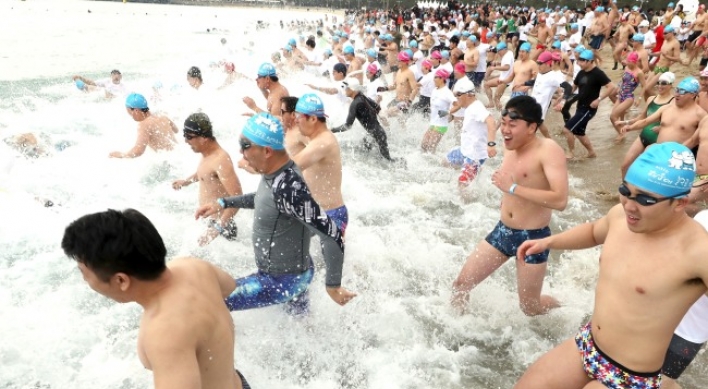 [Photo News] Some 4,500 take a swim in Busan winter sea