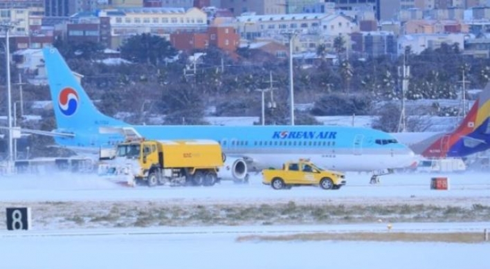 Jeju Airport’s runway closed due to continuing snowfall