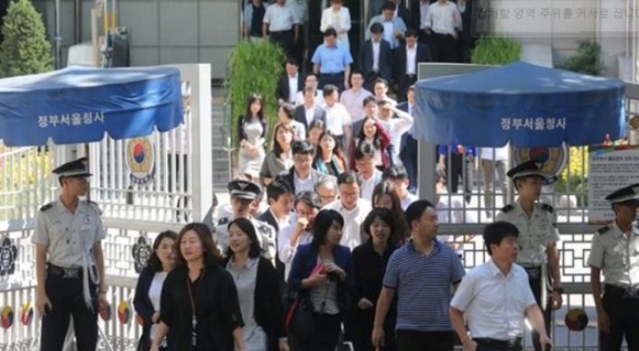 Korean public servants work up to 1,000 hours more than their OECD counterparts a year