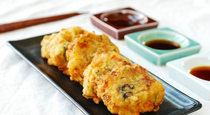 [Home Cooking] Crispy guljeon (Korean-style oyster fritters)