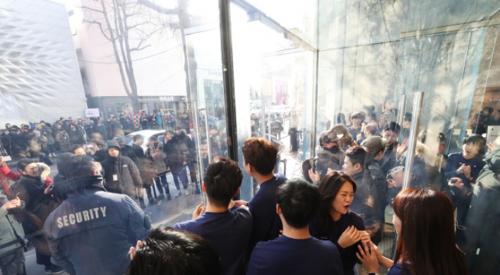 [Newsmaker] Apple opens its first store in S. Korea with fanfare