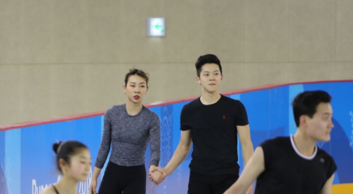 [Photo News] South, North skaters share ice rink in first joint practice