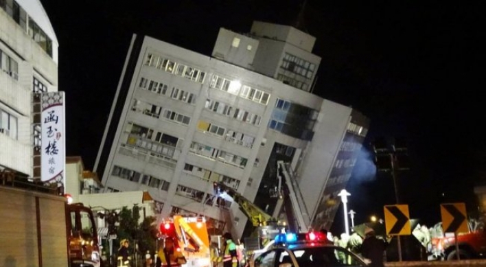 Taiwan quake kills 4, tilts buildings; over 140 missing