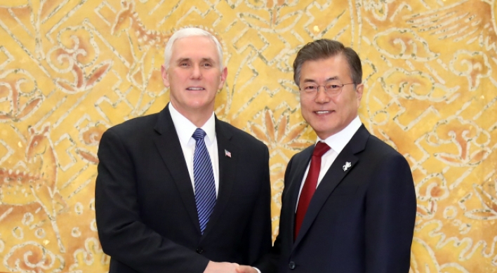 Moon expresses hopes for US-NK talks in meeting with top US, Chinese officials