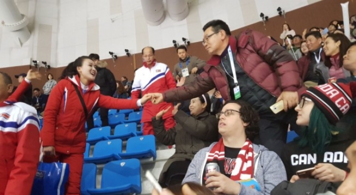 [PyeongChang 2018] The man who shook hands with the North Korean cheerleader