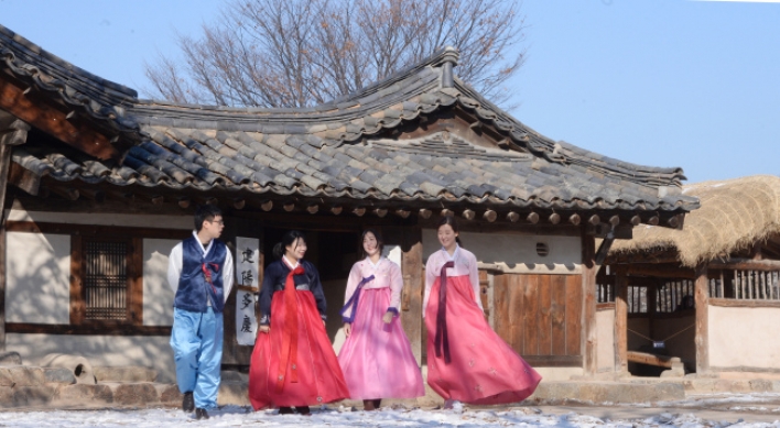 [Weekender] Koreans spend century standing by Lunar New Year