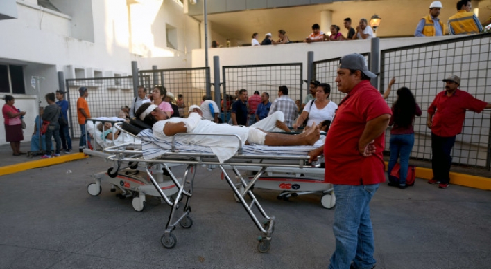 Strong quake shakes Mexico, causing panic