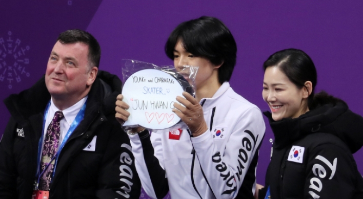 [PyeongChang 2018] Figure skating coach Brian Orser wears 3 outfits, sees 2 medals in one match