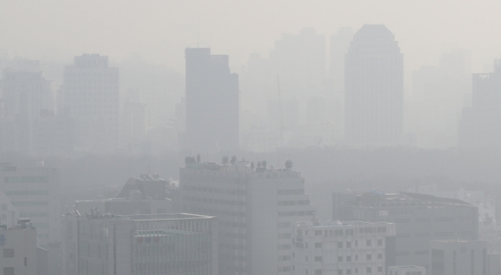 [Photo News] Fine dust blankets Seoul’s weekend