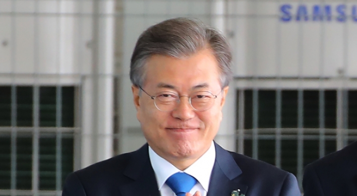 Moon's approval rating rises to 74% thanks to improved ties with NK