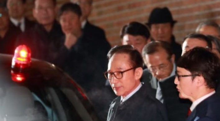 Ex-President Lee spends lone first night in cell after arrest