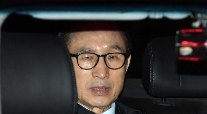 Prosecutors to resume questioning ex-President Lee early this week