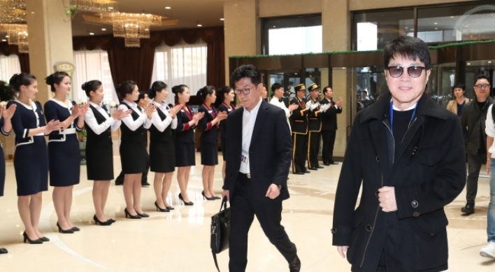 Main part of S. Korean art troupe arrives in N. Korea