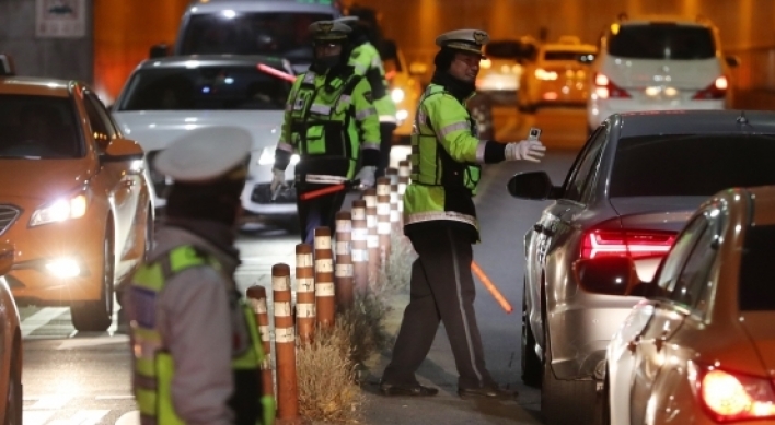 Policeman falls asleep on the road after suspected DUI