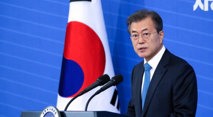 Moon's approval rating declines amid controversy over FSS chief