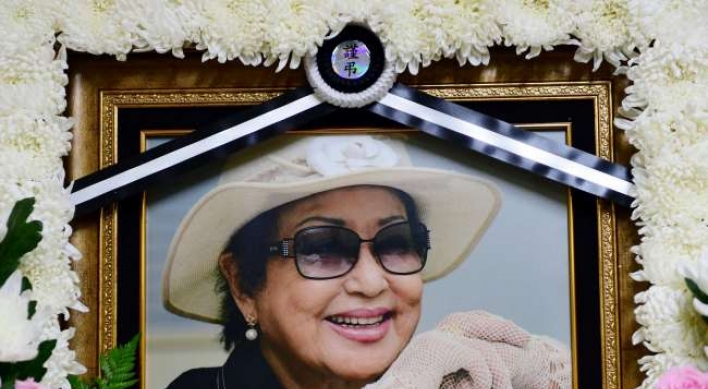 Funeral held for late film icon Choi Eun-hee