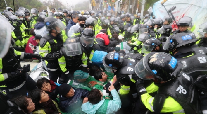 Construction vehicles enter THAAD base after police break up protest