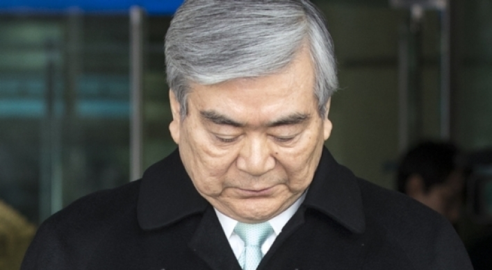 Officials seek evidence of alleged tax evasion by Korean Air owning family