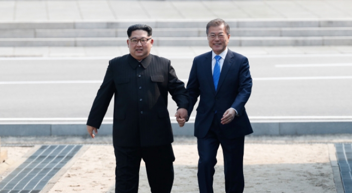 [Breaking] Moon greets NK leader as he crosses border into South