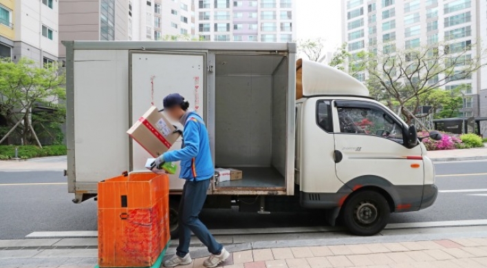 [Photo News] Package deliveries continue on Labor Day