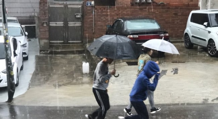 [Video] Sudden hail rains down on Seoul
